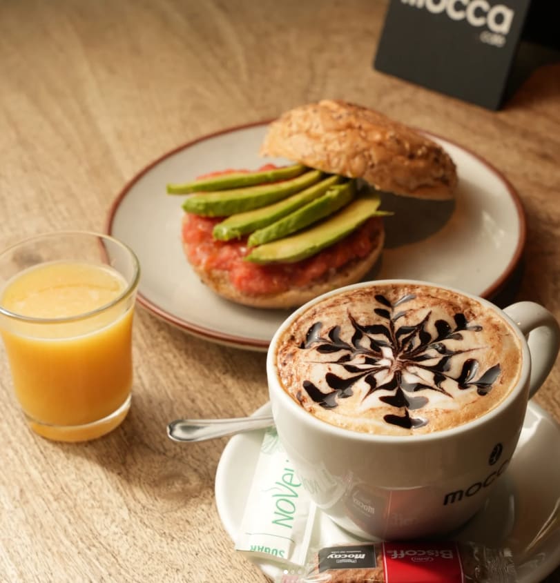 Montado y café de la carta de desayunos de Mocca Café