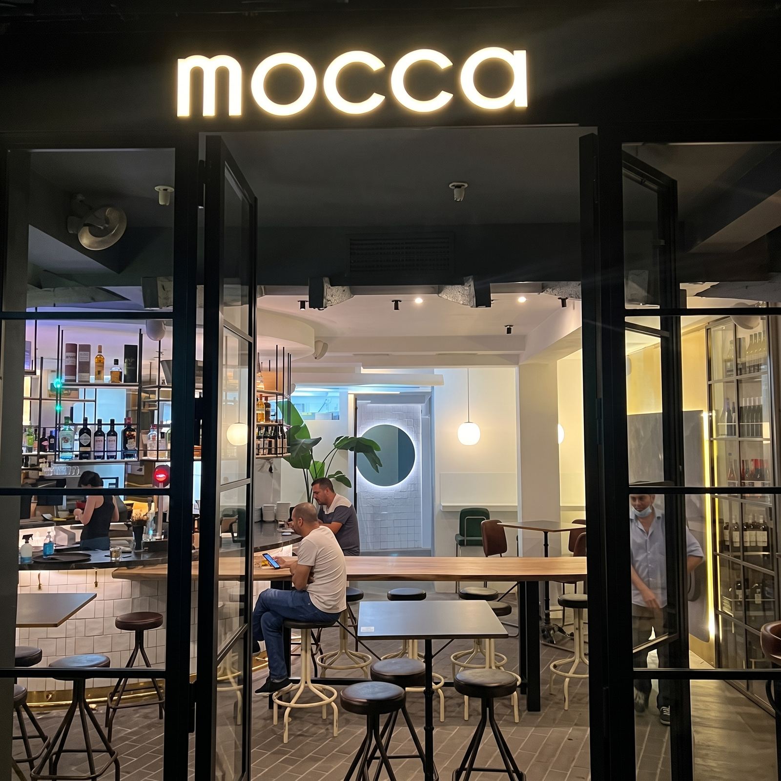 Fachada y terraza de Mocca Café en C. Toledo, Getafe